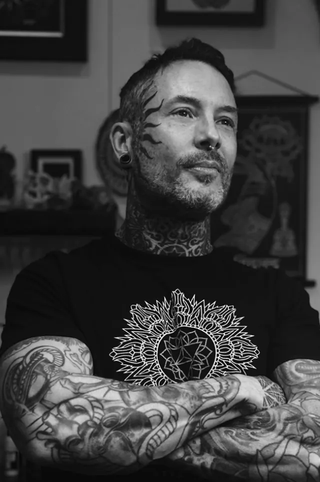 Aries Rhysing, tatuador de Denver