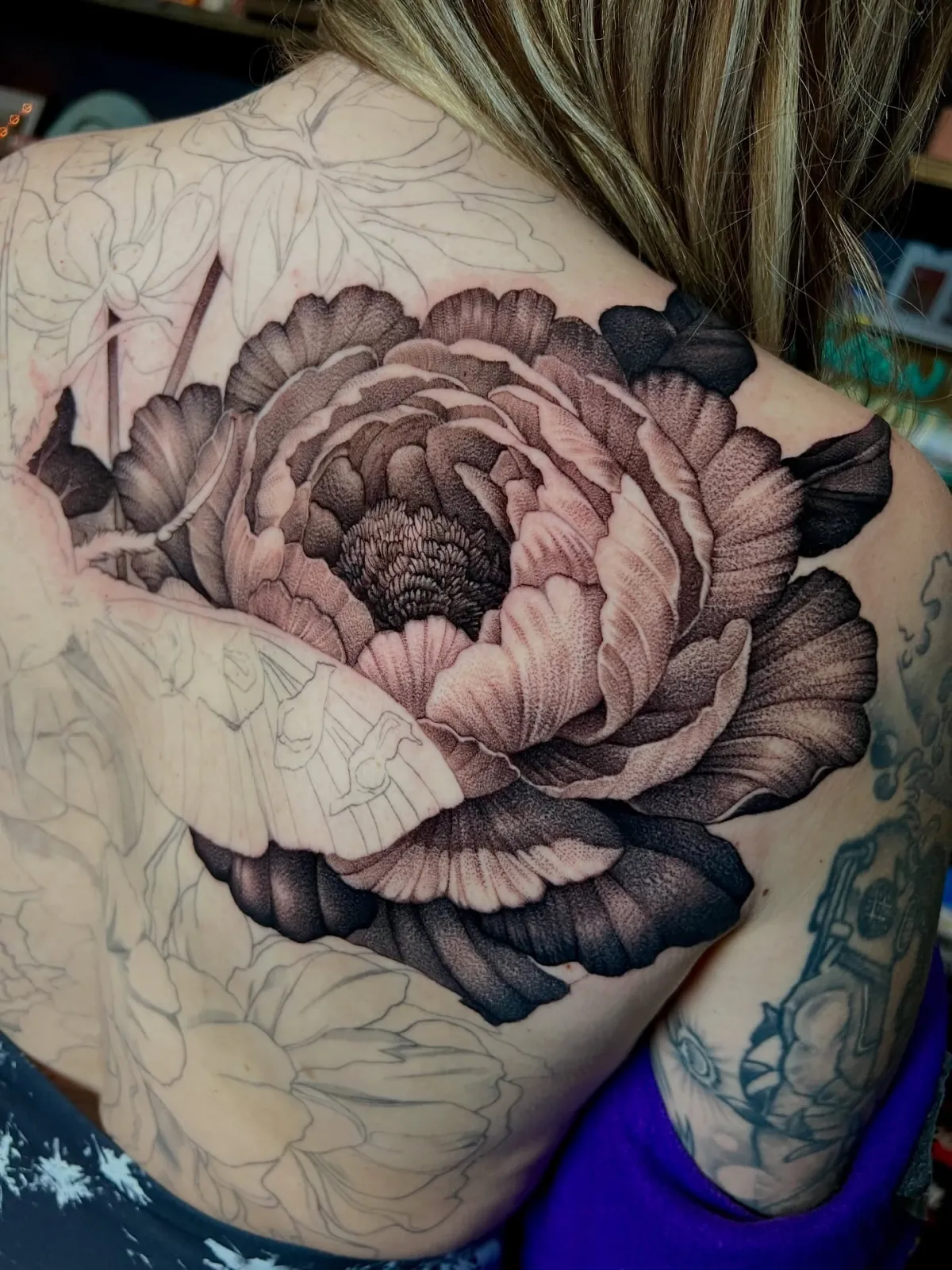 Tatuagem black and grey de Jon Nelson feita com tinta Allegory