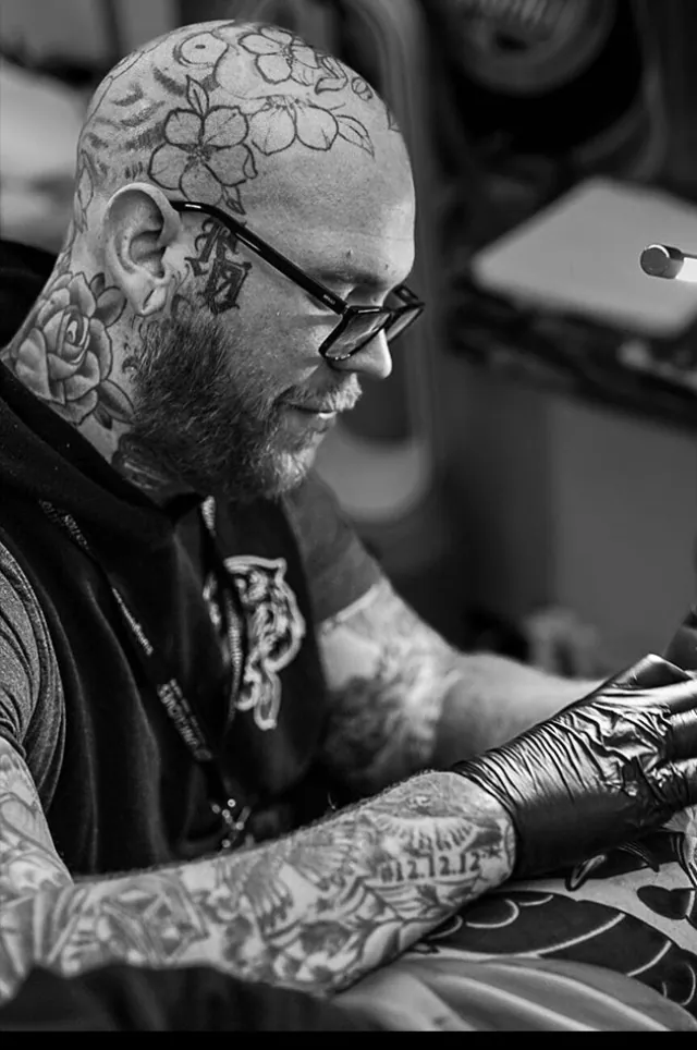 Mikkel Ostberg, tatuador de Scotland
