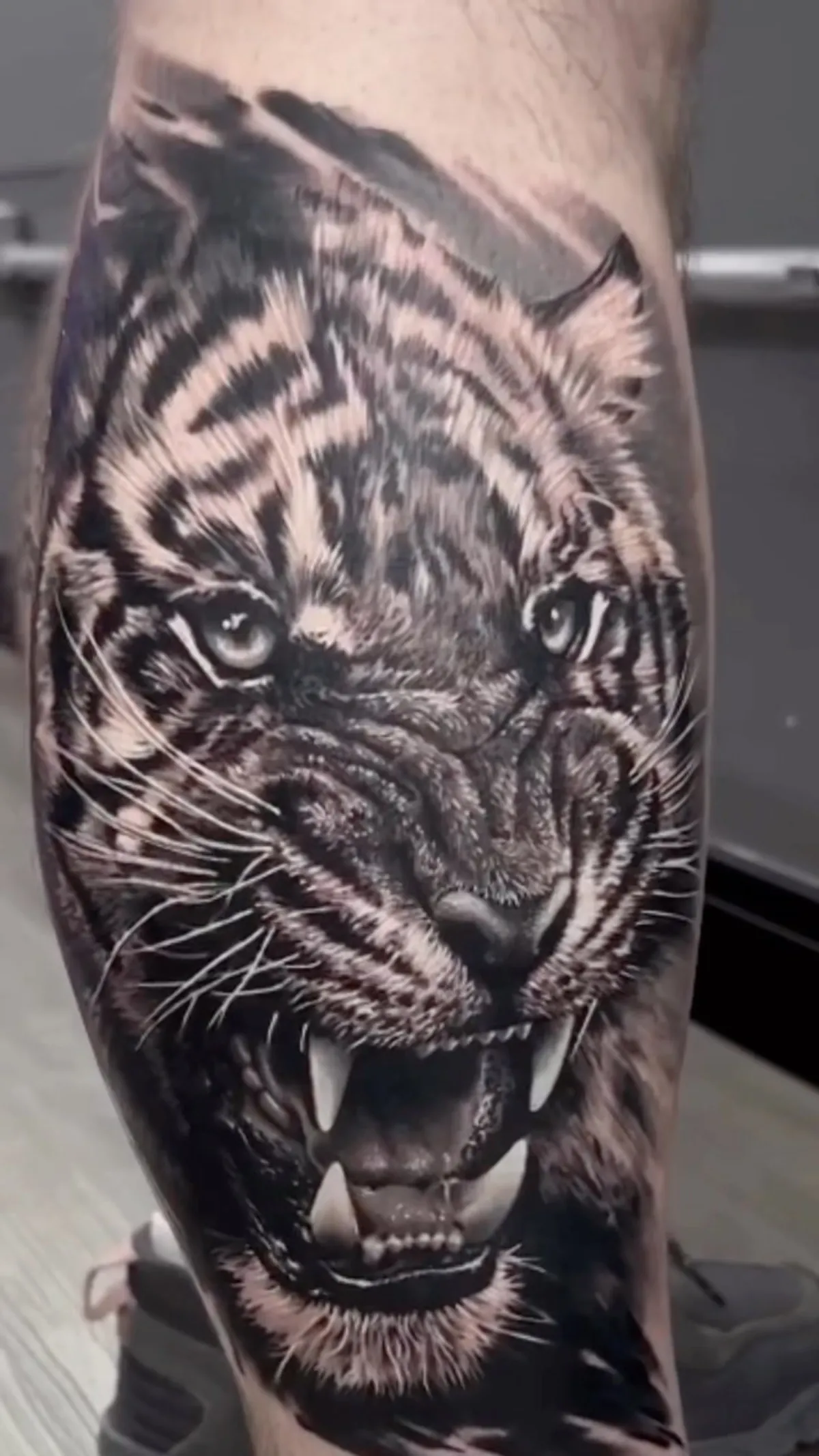 Tatuagem black and grey de Renato Kiss feita com tinta Allegory