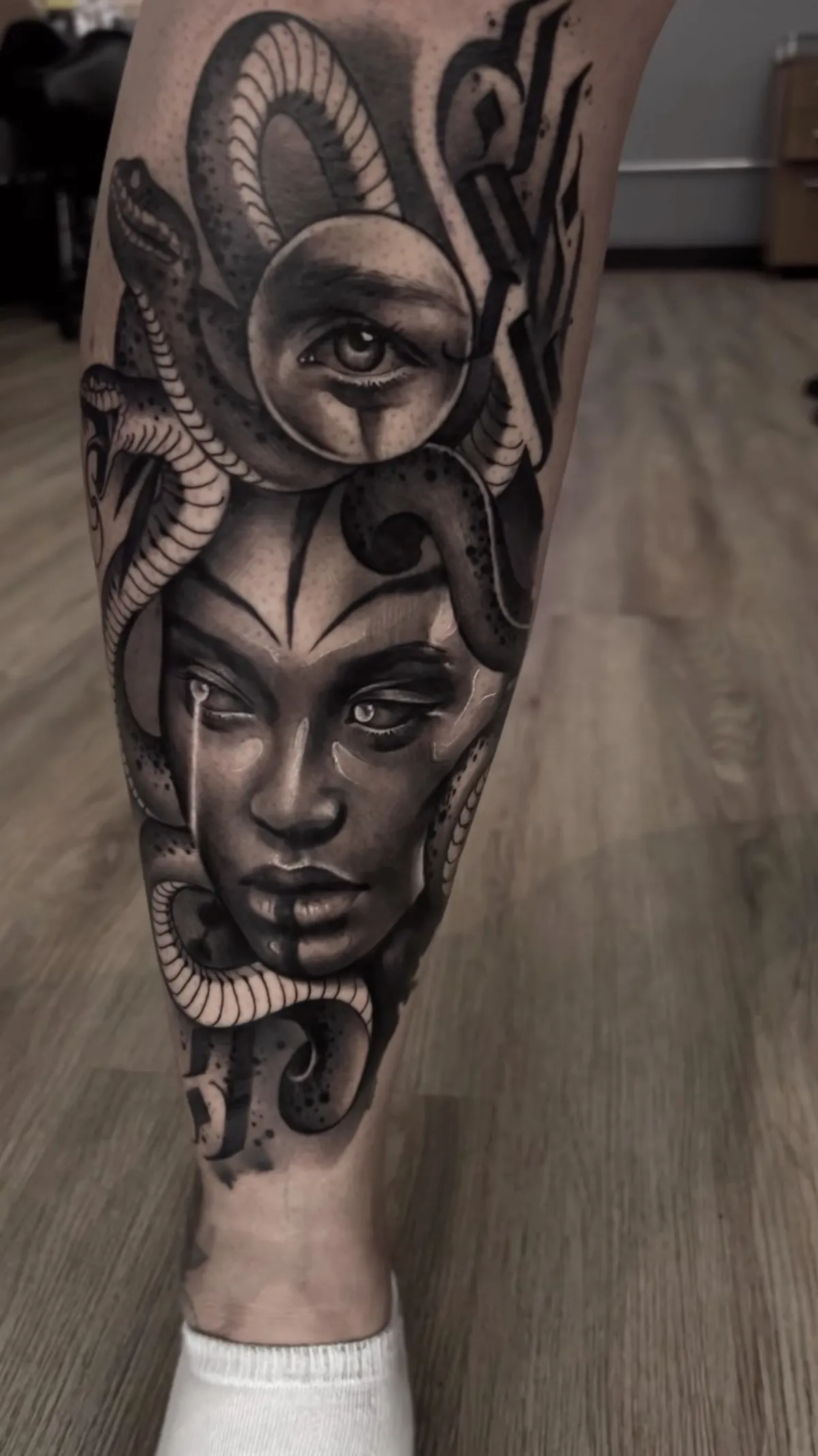 Tatuagem black and grey de Renato Kiss feita com tinta Allegory