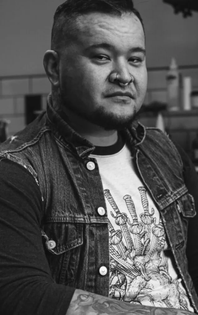 Tommy Sisneros, tatuador de Usa