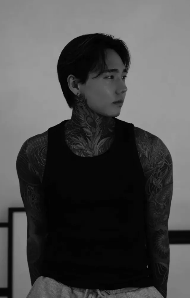 Yujin Ju, tatuador de Seoul