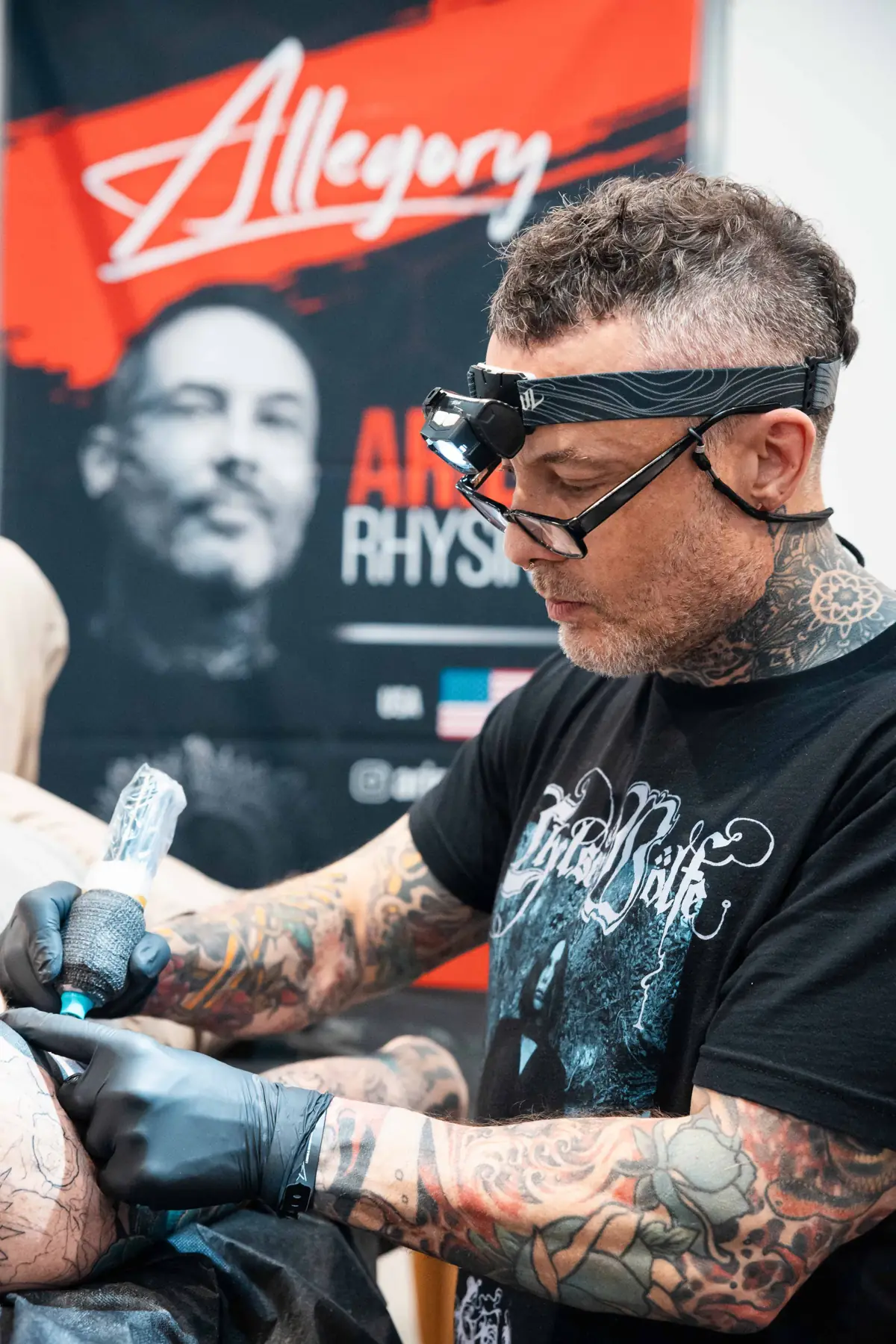 Tatuador trabalhando