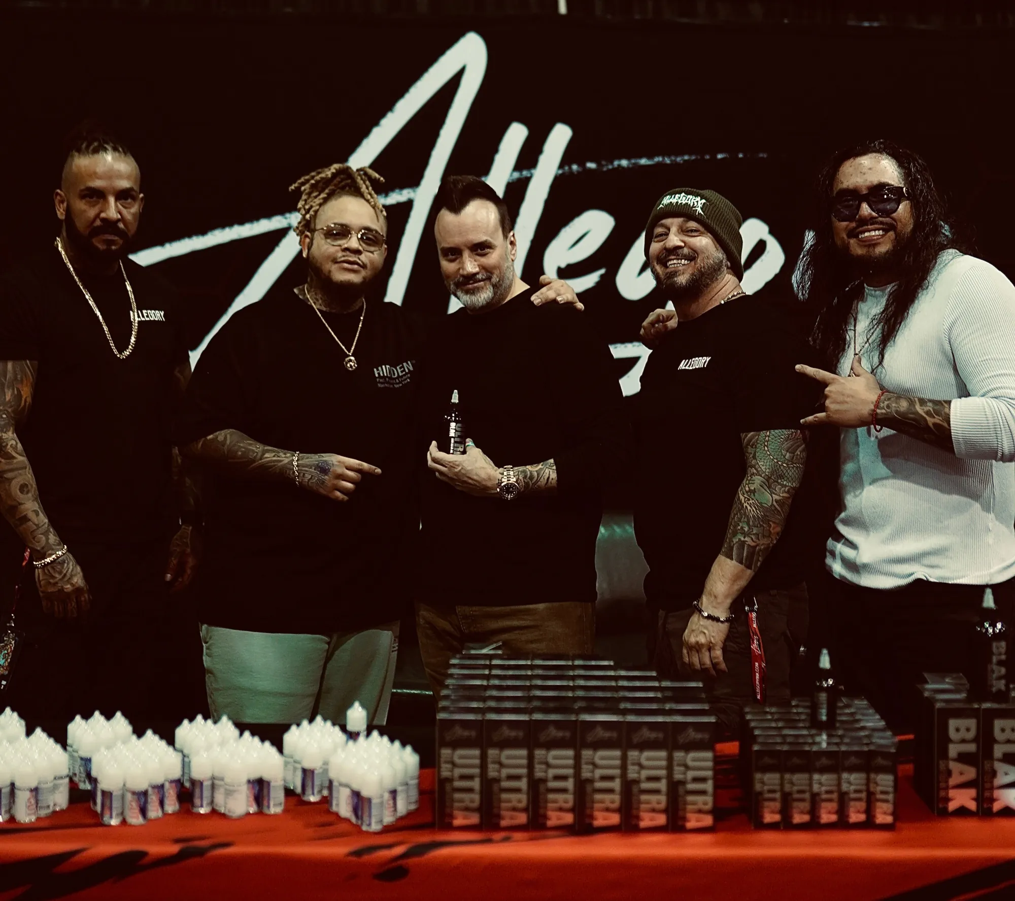 Equipe Allegory Ink com artistas em convenção