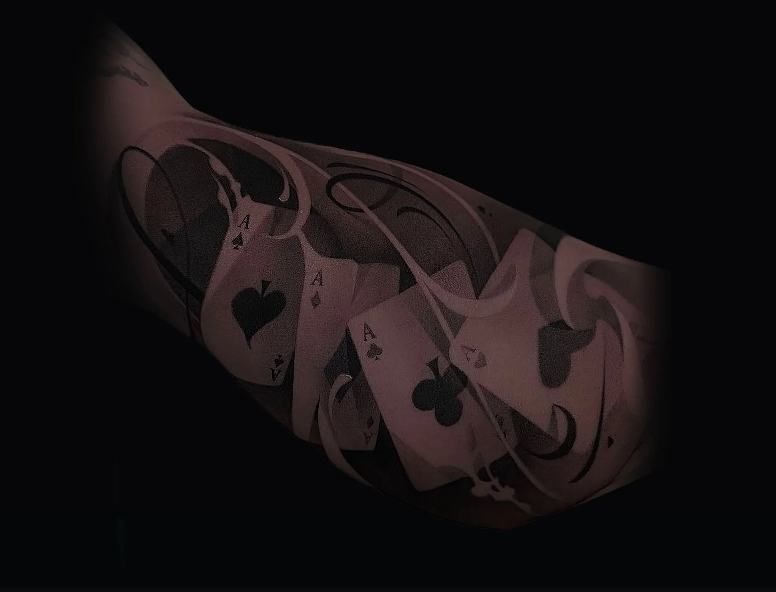 Tatuagem black and grey cicatrizada com cartas de baralho, feita com a coleção Greywash